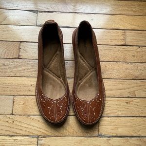 Brand new Naturalizer Shelton Saddle Tan Vintage flats.